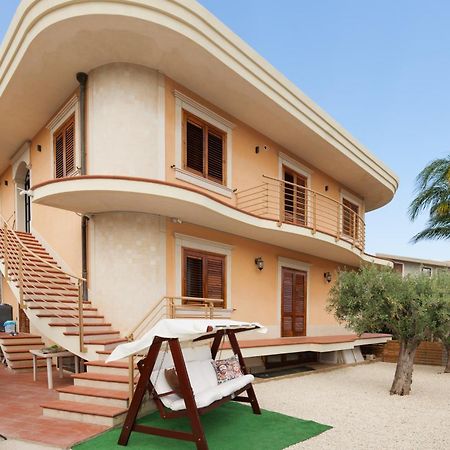 Villa Benazar Luxury House 150 Meters From The Beach 阿沃拉 外观 照片