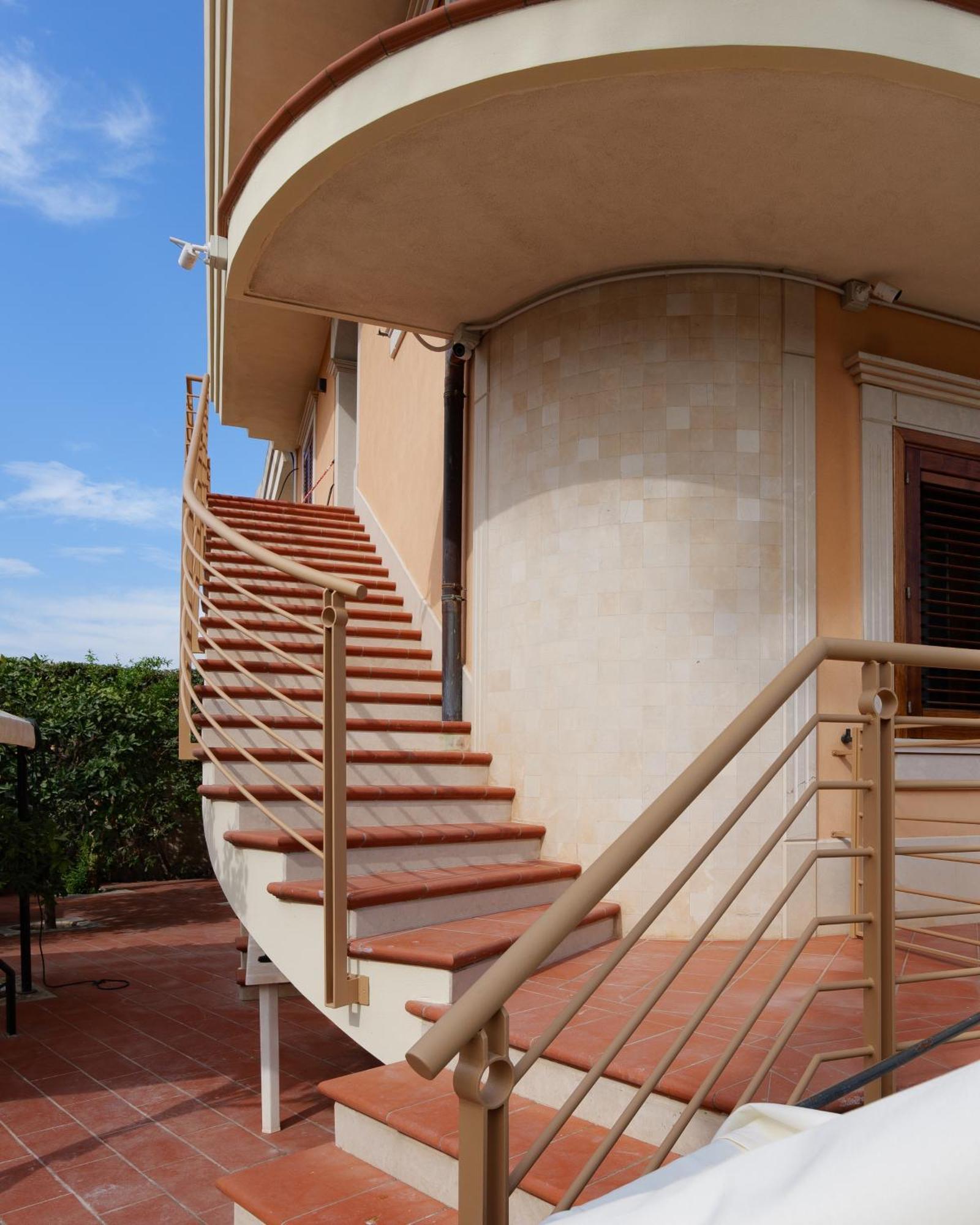Villa Benazar Luxury House 150 Meters From The Beach 阿沃拉 外观 照片